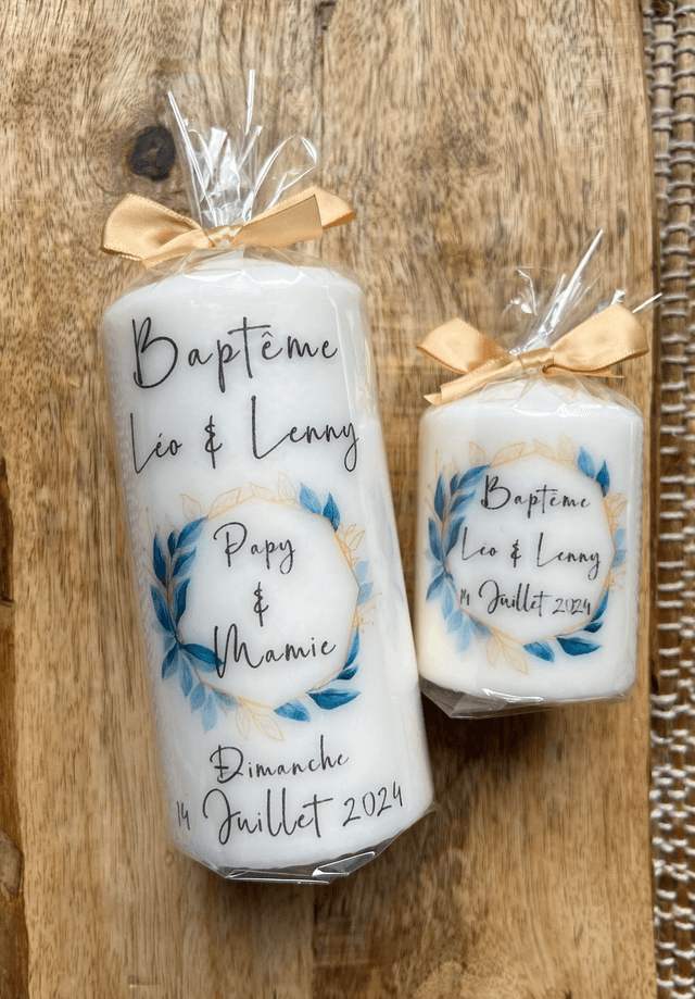 Bougie baptême personnalisée avec couronne de feuilles bleues et beige