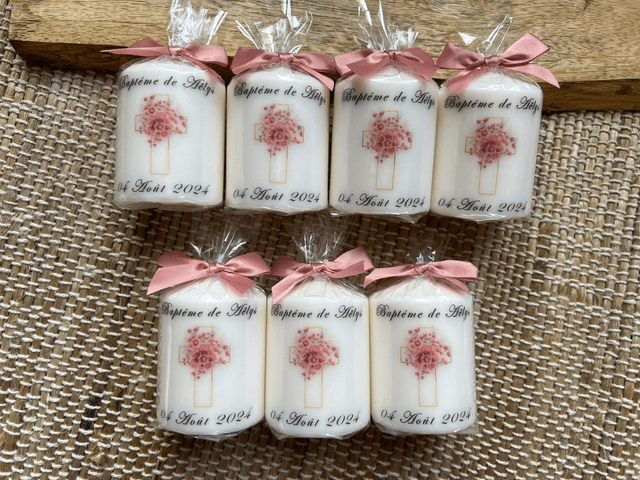 Bougie de baptême avec croix fleurie personnalisée