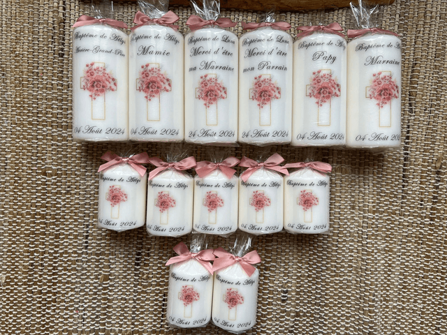 Bougie de baptême avec croix fleurie personnalisée