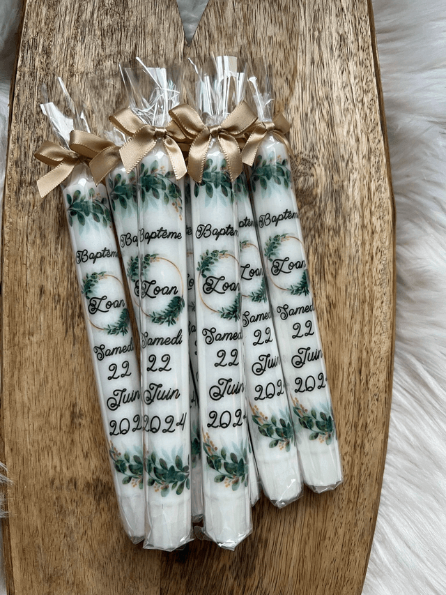 Bougie baptême personnalisée couronne or avec feuillage vert