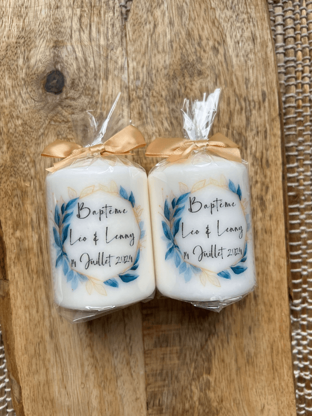 Bougie baptême personnalisée avec couronne de feuilles bleues et beige