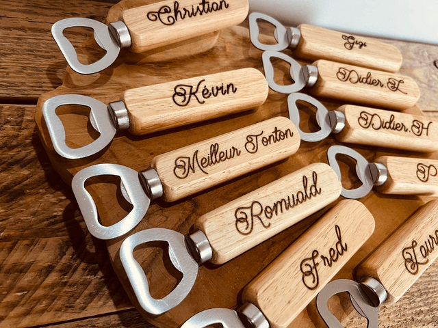 Décapsuleur en bois gravé 