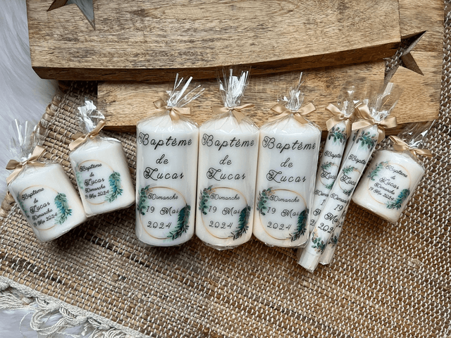 Bougie baptême personnalisée couronne or avec feuillage vert
