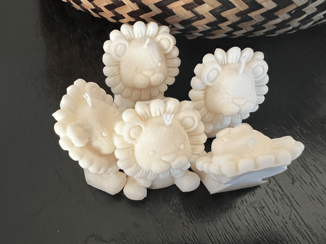 Lion / Lionceau en bougie, sujet décoration