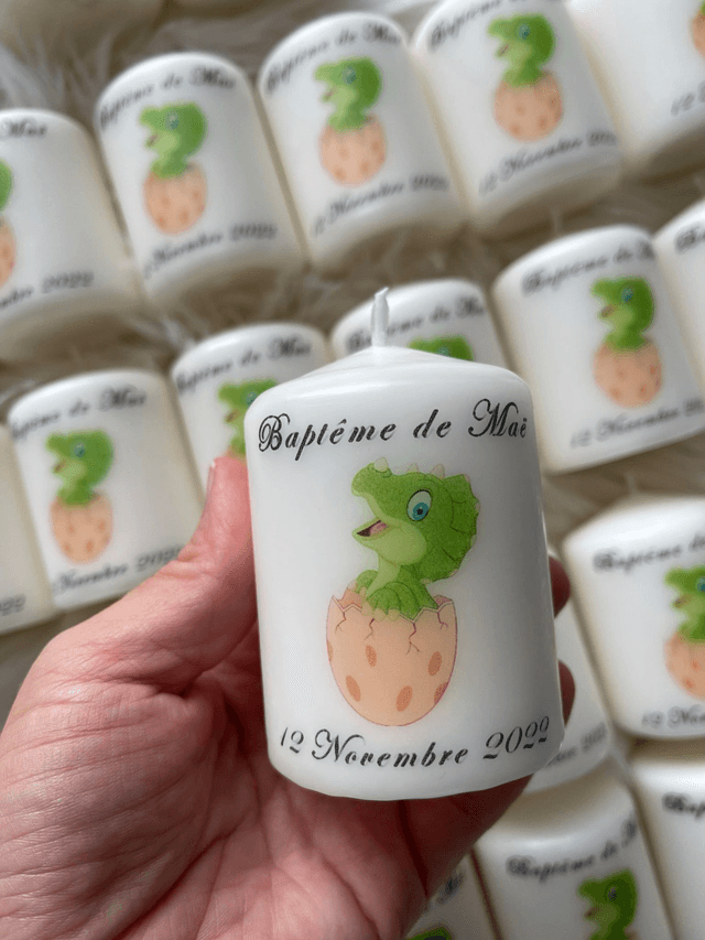 Bougie de baptême personnalisée dinosaure vert dans sa coquille