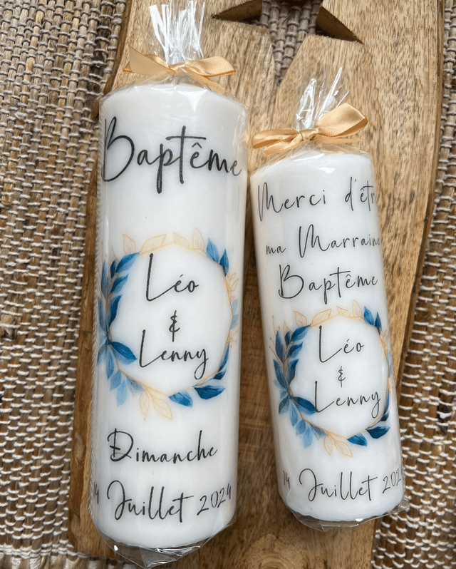Bougie baptême personnalisée avec couronne de feuilles bleues et beige