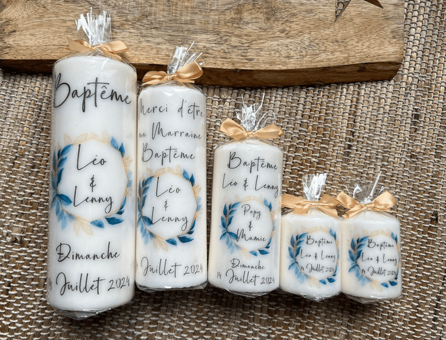 Bougie baptême personnalisée avec couronne de feuilles bleues et beige