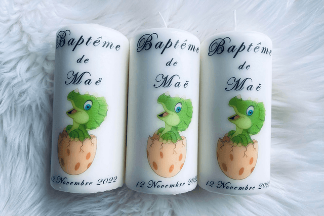 Bougie de baptême personnalisée dinosaure vert dans sa coquille