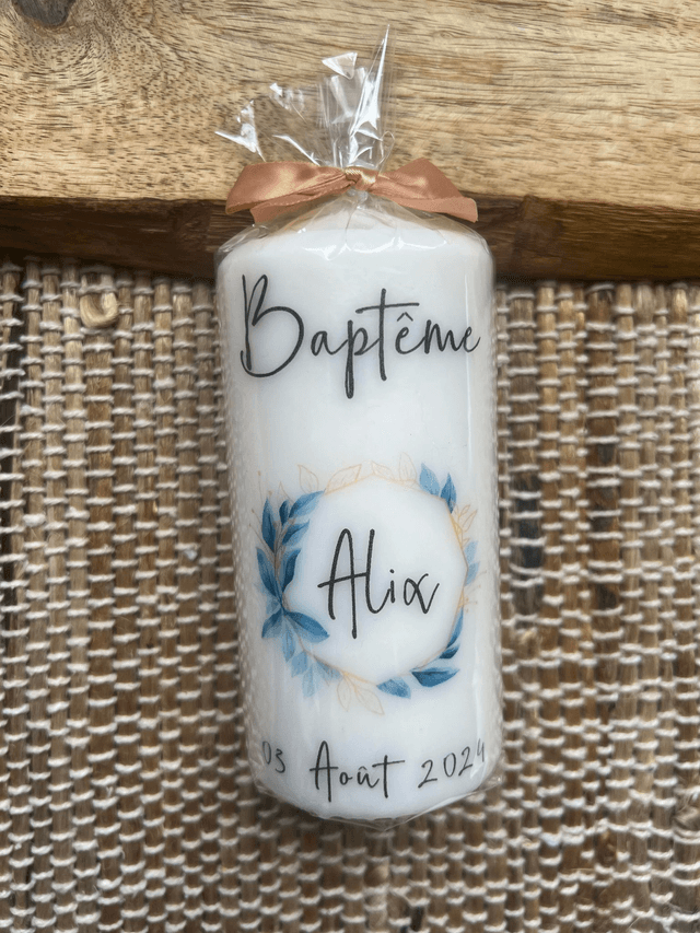 Bougie baptême personnalisée avec couronne de feuilles bleues et beige