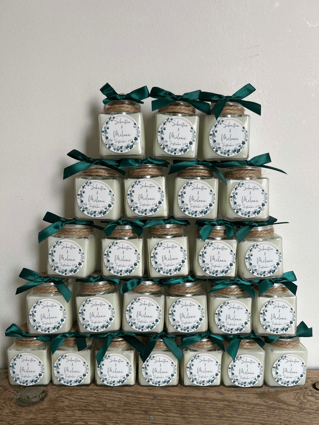 Pots en verre avec  bougie ou dragées ou vide  personnalisés avec couronne de feuille + texte 