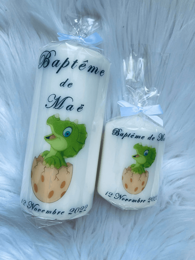 Bougie de baptême personnalisée dinosaure vert dans sa coquille