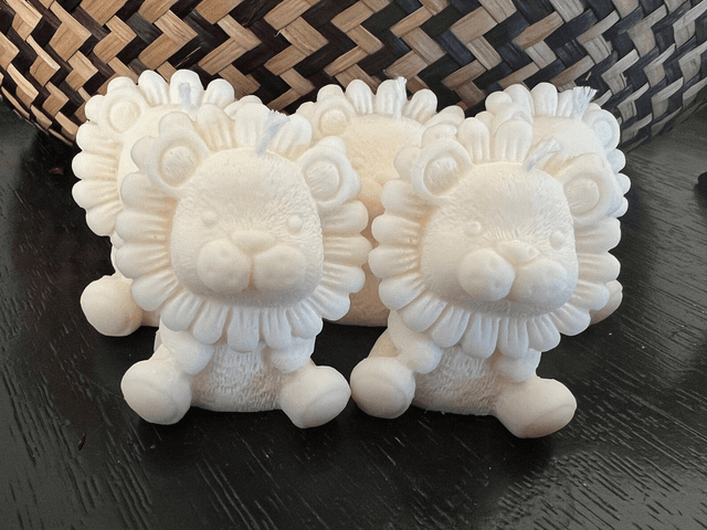 Lion / Lionceau en bougie, sujet décoration
