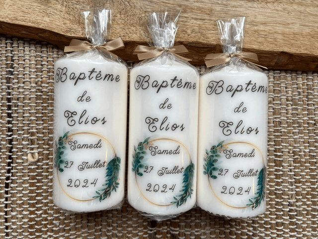 Bougie baptême personnalisée couronne or avec feuillage vert