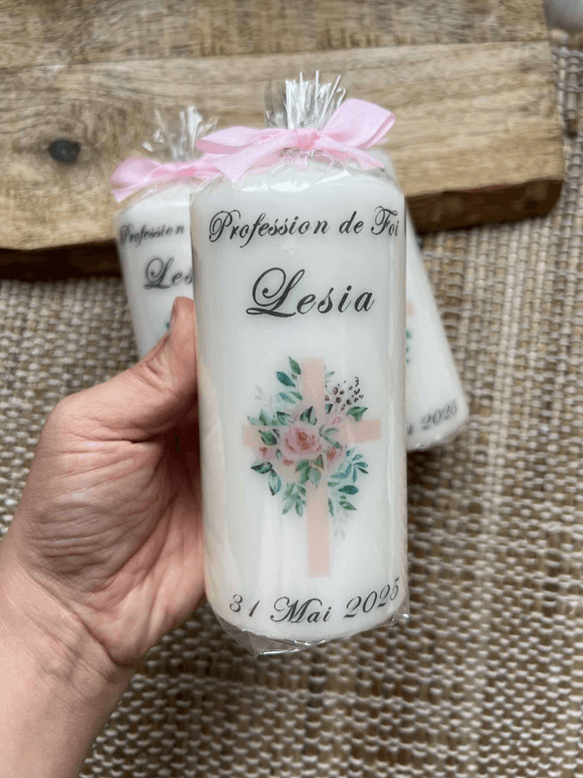 Bougie baptême, communion, croix rose fleuries.