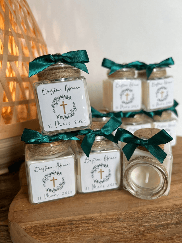 Pots en verre avec  bougie ou dragées ou vide  personnalisés avec couronne de feuille + une croix doré